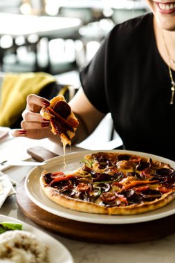 Geleneksel Türkçe fırında pide. Türk pizzası, Orta Doğu aperatifleri. Türk mutfağı. Et ile doldurulmuş çam