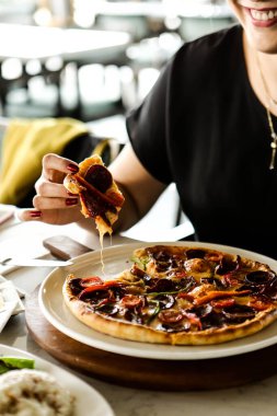 Geleneksel Türkçe fırında pide. Türk pizzası, Orta Doğu aperatifleri. Türk mutfağı. Et ile doldurulmuş çam