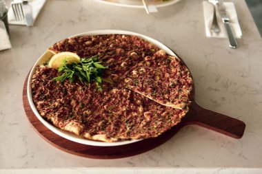 Geleneksel Türkçe fırında pide. Türk pizzası, Orta Doğu aperatifleri. Türk mutfağı. Et ile doldurulmuş çam