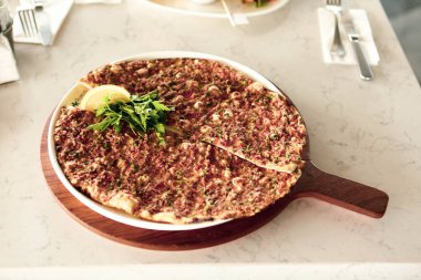 Geleneksel Türkçe fırında pide. Türk pizzası, Orta Doğu aperatifleri. Türk mutfağı. Et ile doldurulmuş çam