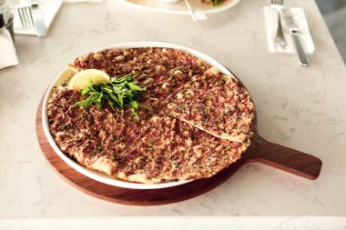 Geleneksel Türkçe fırında pide. Türk pizzası, Orta Doğu aperatifleri. Türk mutfağı. Et ile doldurulmuş çam