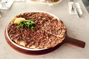 Geleneksel Türkçe fırında pide. Türk pizzası, Orta Doğu aperatifleri. Türk mutfağı. Et ile doldurulmuş çam