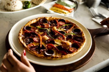 Geleneksel Türkçe fırında pide. Türk pizzası, Orta Doğu aperatifleri. Türk mutfağı. Et ile doldurulmuş çam