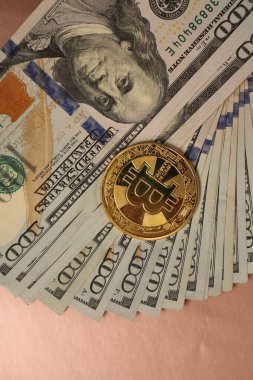 Multi Euro ve Dolar nakit, farklı türde yeni nesil banknotlar, ve bitcoin