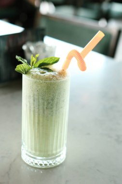 Türk Ayran içmek veya Kefir / ayran yoğurt ile yapılan.