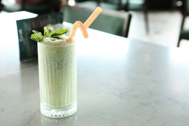 Türk Ayran içmek veya Kefir / ayran yoğurt ile yapılan.