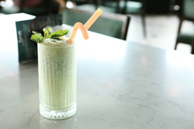 Türk Ayran içmek veya Kefir / ayran yoğurt ile yapılan.