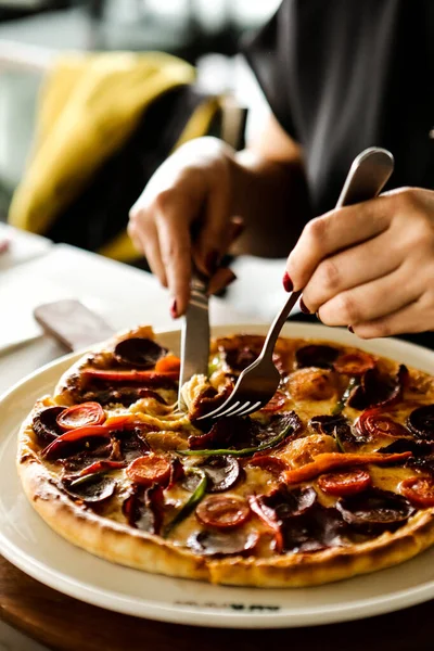 Geleneksel Türkçe fırında pide. Türk pizzası, Orta Doğu aperatifleri. Türk mutfağı. Et ile doldurulmuş çam