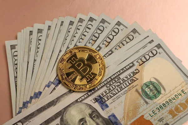 Multi Euro ve Dolar nakit, farklı türde yeni nesil banknotlar, ve bitcoin