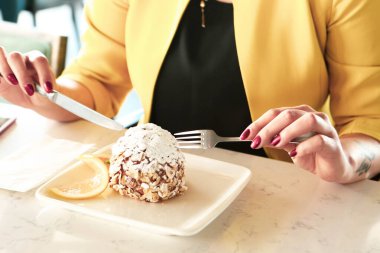 Masada lezzetli bir pasta var.