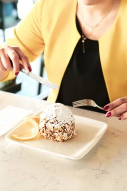 Masada lezzetli bir pasta var.