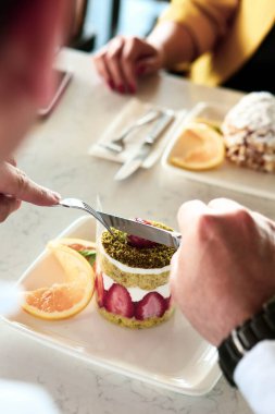 Masada lezzetli bir pasta var.