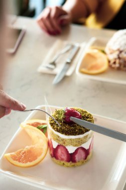 Masada lezzetli bir pasta var.
