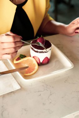 Masada lezzetli bir pasta var.