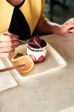 Masada lezzetli bir pasta var.