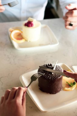 Masada lezzetli bir pasta var.