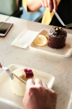 Masada lezzetli bir pasta var.