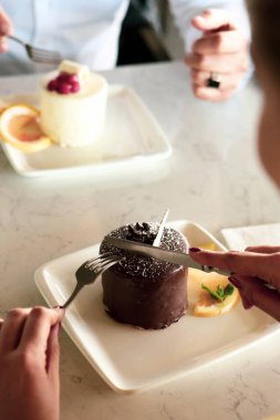 Masada lezzetli bir pasta var.