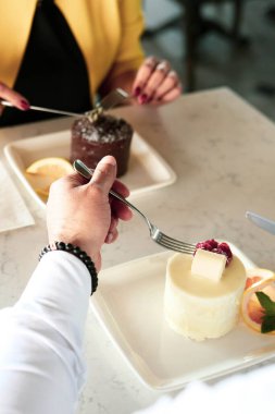 Masada lezzetli bir pasta var.