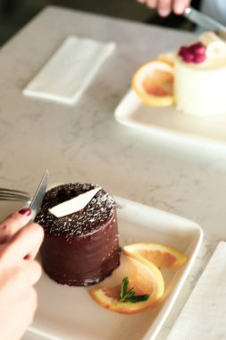 Masada lezzetli bir pasta var.