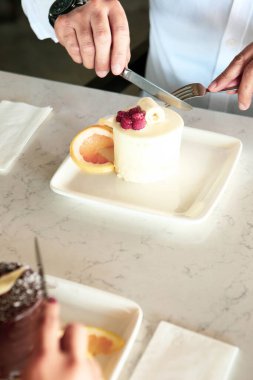 Masada lezzetli bir pasta var.