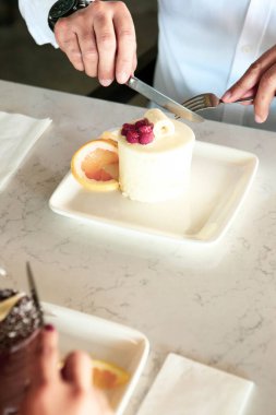 Masada lezzetli bir pasta var.