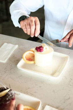 Masada lezzetli bir pasta var.