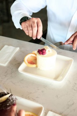 Masada lezzetli bir pasta var.