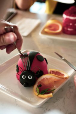 Masada lezzetli bir pasta var.