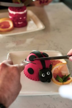 Masada lezzetli bir pasta var.