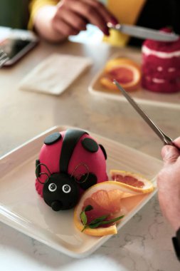 Masada lezzetli bir pasta var.