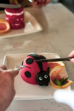 Masada lezzetli bir pasta var.