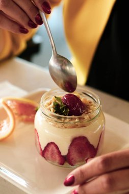 Masada lezzetli bir pasta var.