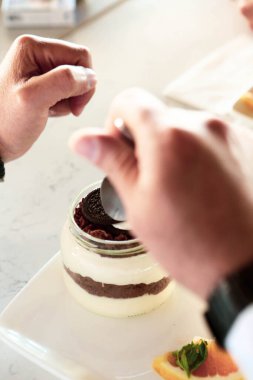 Masada lezzetli bir pasta var.