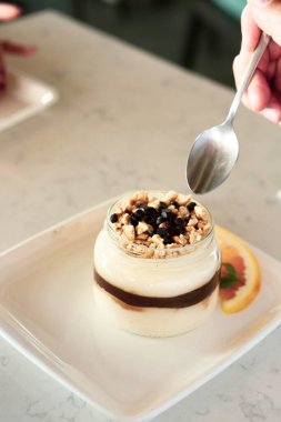 Masada lezzetli bir pasta var.