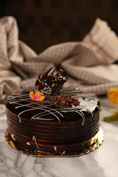 Tafel Mit Leckerem Kuchen Auf Dem Tisch — Stockfoto