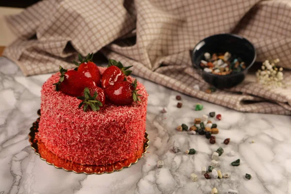 Masada lezzetli bir pasta var.