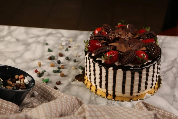 Masada lezzetli bir pasta var.