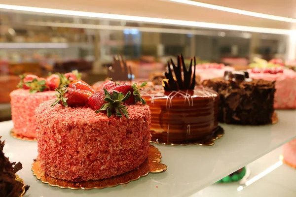 Junta Con Delicioso Pastel Mesa — Foto de Stock