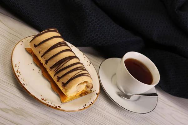 Tabuleiro Com Delicioso Bolo Mesa — Fotografia de Stock