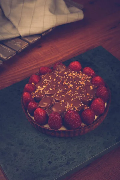 Plateau Avec Délicieux Gâteau Sur Table — Photo