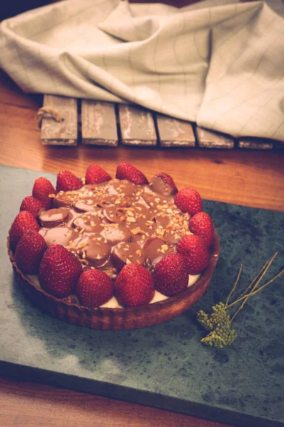 Tabuleiro Com Delicioso Bolo Mesa — Fotografia de Stock