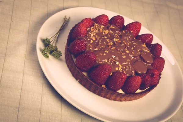 Junta Con Delicioso Pastel Mesa — Foto de Stock