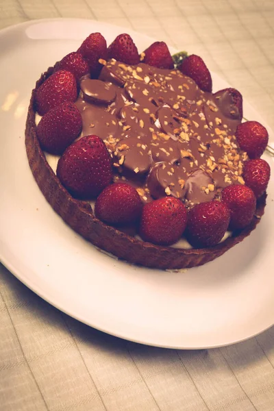 Tabuleiro Com Delicioso Bolo Mesa — Fotografia de Stock