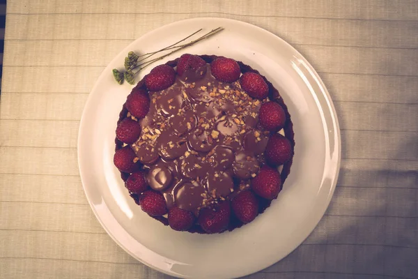 Plateau Avec Délicieux Gâteau Sur Table — Photo