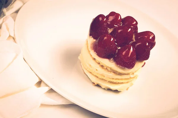 Tabuleiro Com Delicioso Bolo Mesa — Fotografia de Stock