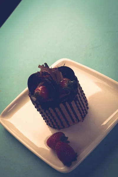 Tabuleiro Com Delicioso Bolo Mesa — Fotografia de Stock