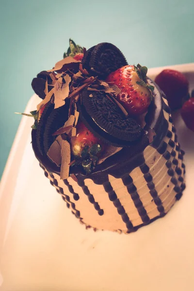 Plateau Avec Délicieux Gâteau Sur Table — Photo