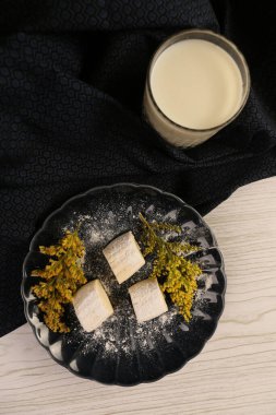 Koyu çikolata parçaları ile tanımlama