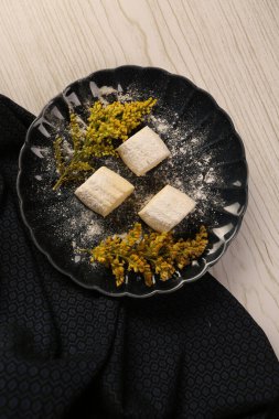 Koyu çikolata parçaları ile tanımlama